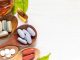 Vitamin Kullanımında Yaş Faktörü Vitaminlerin vücudun normal işleyişindeki rolü, yaş ilerledikçe daha fazla gündeme geliyor. Çocukluk döneminden ileri yaşlara kadar geçen süreçte büyüme, gelişme, metabolizma ve günlük yaşam koşulları değişirken besin öğelerine duyulan ihtiyaç da farklılaşabiliyor. Bu nedenle Vitamin Kullanımı, yalnızca hangi vitaminin tercih edildiğiyle değil, kişinin yaşı, beslenme düzeni ve genel yaşam koşullarıyla birlikte değerlendiriliyor. Konulu bir haber görseli.