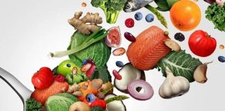Vitaminler, vücudun sağlıklı şekilde çalışabilmesi için ihtiyaç duyduğu temel besin öğeleri arasında yer alıyor. Ancak vitaminlerin faydalı olması, gereğinden fazla veya bilinçsiz şekilde kullanılabilecekleri anlamına gelmiyor. Son yıllarda vitamin ve mineral takviyelerine yönelik ilginin artmasıyla birlikte, ürünlerin yanlış zamanda kullanılması, gereksiz yere yüksek doz alınması ve farklı takviyelerin içeriklerinin karşılaştırılmaması gibi çeşitli hatalar da gündeme geliyor. Konulu bir haber görseli.