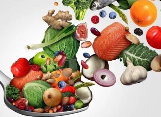 Vitamin Kullanımında Yaygın Hatalar Vitaminler, vücudun sağlıklı şekilde çalışabilmesi için ihtiyaç duyduğu temel besin öğeleri arasında yer alıyor. Ancak vitaminlerin faydalı olması, gereğinden fazla veya bilinçsiz şekilde kullanılabilecekleri anlamına gelmiyor. Son yıllarda vitamin ve mineral takviyelerine yönelik ilginin artmasıyla birlikte, ürünlerin yanlış zamanda kullanılması, gereksiz yere yüksek doz alınması ve farklı takviyelerin içeriklerinin karşılaştırılmaması gibi çeşitli hatalar da gündeme geliyor. Konulu bir haber görseli.