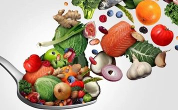 Vitamin Kullanımında Yaygın Hatalar Vitaminler, vücudun sağlıklı şekilde çalışabilmesi için ihtiyaç duyduğu temel besin öğeleri arasında yer alıyor. Ancak vitaminlerin faydalı olması, gereğinden fazla veya bilinçsiz şekilde kullanılabilecekleri anlamına gelmiyor. Son yıllarda vitamin ve mineral takviyelerine yönelik ilginin artmasıyla birlikte, ürünlerin yanlış zamanda kullanılması, gereksiz yere yüksek doz alınması ve farklı takviyelerin içeriklerinin karşılaştırılmaması gibi çeşitli hatalar da gündeme geliyor. Konulu bir haber görseli.