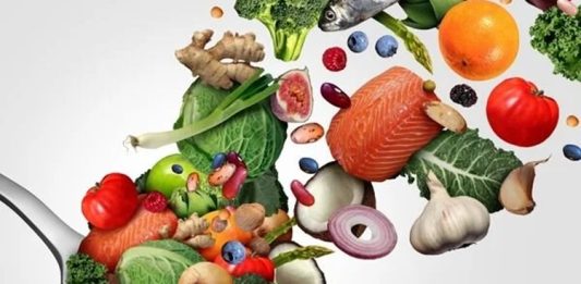 Vitamin Kullanımında Yaygın Hatalar Vitaminler, vücudun sağlıklı şekilde çalışabilmesi için ihtiyaç duyduğu temel besin öğeleri arasında yer alıyor. Ancak vitaminlerin faydalı olması, gereğinden fazla veya bilinçsiz şekilde kullanılabilecekleri anlamına gelmiyor. Son yıllarda vitamin ve mineral takviyelerine yönelik ilginin artmasıyla birlikte, ürünlerin yanlış zamanda kullanılması, gereksiz yere yüksek doz alınması ve farklı takviyelerin içeriklerinin karşılaştırılmaması gibi çeşitli hatalar da gündeme geliyor. Konulu bir haber görseli.