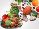 Vitamin Kullanımında Yaygın Hatalar Vitaminler, vücudun sağlıklı şekilde çalışabilmesi için ihtiyaç duyduğu temel besin öğeleri arasında yer alıyor. Ancak vitaminlerin faydalı olması, gereğinden fazla veya bilinçsiz şekilde kullanılabilecekleri anlamına gelmiyor. Son yıllarda vitamin ve mineral takviyelerine yönelik ilginin artmasıyla birlikte, ürünlerin yanlış zamanda kullanılması, gereksiz yere yüksek doz alınması ve farklı takviyelerin içeriklerinin karşılaştırılmaması gibi çeşitli hatalar da gündeme geliyor. Konulu bir haber görseli.