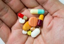 Vitamin Nedir? Vitaminler, insan vücudunun sağlıklı şekilde çalışabilmesi için ihtiyaç duyduğu temel organik bileşikler arasında yer alıyor. Vücut tarafından genellikle yeterli miktarda üretilemeyen bu maddeler, beslenme yoluyla alınarak büyüme, gelişme, enerji metabolizması, bağışıklık sistemi ve birçok yaşamsal sürecin düzenlenmesine katkı sağlıyor. Günlük yaşamda sıkça duyulan vitamin kavramı, aslında farklı görevleri bulunan çok sayıda mikro besin ögesini kapsıyor. Konulu bir haber görseli.