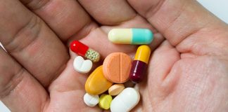 Vitaminler, insan vücudunun sağlıklı şekilde çalışabilmesi için ihtiyaç duyduğu temel organik bileşikler arasında yer alıyor. Vücut tarafından genellikle yeterli miktarda üretilemeyen bu maddeler, beslenme yoluyla alınarak büyüme, gelişme, enerji metabolizması, bağışıklık sistemi ve birçok yaşamsal sürecin düzenlenmesine katkı sağlıyor. Günlük yaşamda sıkça duyulan vitamin kavramı, aslında farklı görevleri bulunan çok sayıda mikro besin ögesini kapsıyor. Konulu bir haber görseli.