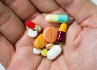 Vitamin Nedir? Vitaminler, insan vücudunun sağlıklı şekilde çalışabilmesi için ihtiyaç duyduğu temel organik bileşikler arasında yer alıyor. Vücut tarafından genellikle yeterli miktarda üretilemeyen bu maddeler, beslenme yoluyla alınarak büyüme, gelişme, enerji metabolizması, bağışıklık sistemi ve birçok yaşamsal sürecin düzenlenmesine katkı sağlıyor. Günlük yaşamda sıkça duyulan vitamin kavramı, aslında farklı görevleri bulunan çok sayıda mikro besin ögesini kapsıyor. Konulu bir haber görseli.