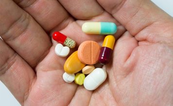 Vitamin Nedir? Vitaminler, insan vücudunun sağlıklı şekilde çalışabilmesi için ihtiyaç duyduğu temel organik bileşikler arasında yer alıyor. Vücut tarafından genellikle yeterli miktarda üretilemeyen bu maddeler, beslenme yoluyla alınarak büyüme, gelişme, enerji metabolizması, bağışıklık sistemi ve birçok yaşamsal sürecin düzenlenmesine katkı sağlıyor. Günlük yaşamda sıkça duyulan vitamin kavramı, aslında farklı görevleri bulunan çok sayıda mikro besin ögesini kapsıyor. Konulu bir haber görseli.