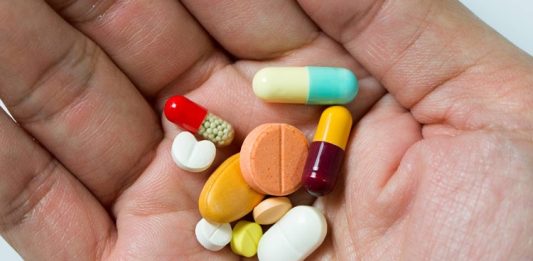Vitamin Nedir? Vitaminler, insan vücudunun sağlıklı şekilde çalışabilmesi için ihtiyaç duyduğu temel organik bileşikler arasında yer alıyor. Vücut tarafından genellikle yeterli miktarda üretilemeyen bu maddeler, beslenme yoluyla alınarak büyüme, gelişme, enerji metabolizması, bağışıklık sistemi ve birçok yaşamsal sürecin düzenlenmesine katkı sağlıyor. Günlük yaşamda sıkça duyulan vitamin kavramı, aslında farklı görevleri bulunan çok sayıda mikro besin ögesini kapsıyor. Konulu bir haber görseli.