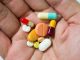 Vitamin Nedir? Vitaminler, insan vücudunun sağlıklı şekilde çalışabilmesi için ihtiyaç duyduğu temel organik bileşikler arasında yer alıyor. Vücut tarafından genellikle yeterli miktarda üretilemeyen bu maddeler, beslenme yoluyla alınarak büyüme, gelişme, enerji metabolizması, bağışıklık sistemi ve birçok yaşamsal sürecin düzenlenmesine katkı sağlıyor. Günlük yaşamda sıkça duyulan vitamin kavramı, aslında farklı görevleri bulunan çok sayıda mikro besin ögesini kapsıyor. Konulu bir haber görseli.