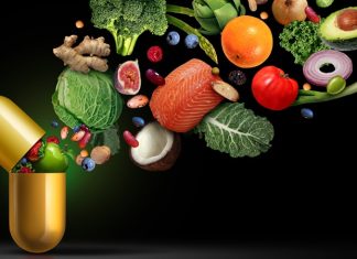 Vitamin Rehberi ile Doğru Tercih Yapın Vitaminler, insan vücudunun sağlıklı şekilde çalışabilmesi için ihtiyaç duyduğu temel besin öğeleri arasında yer alıyor. Bağışıklık sisteminden enerji metabolizmasına, kemik sağlığından kan hücrelerinin oluşumuna kadar pek çok biyolojik süreçte farklı vitaminlerin önemli görevleri bulunuyor. Ancak vitaminlerin vücut açısından gerekli olması, her vitaminin her kişi tarafından takviye şeklinde kullanılması gerektiği anlamına gelmiyor. Doğru vitamin seçimi yapılırken kişinin beslenme düzeni, yaşı, yaşam tarzı ve özel ihtiyaçları dikkate alınması gerekiyor. Konulu bir haber görseli.