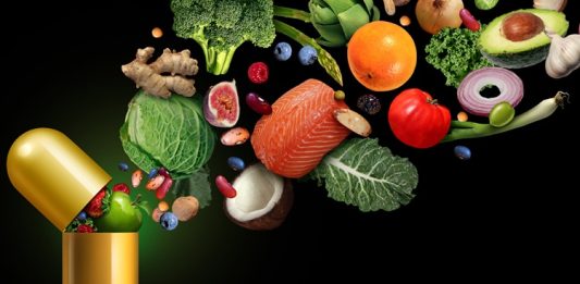 Vitamin Rehberi ile Doğru Tercih Yapın Vitaminler, insan vücudunun sağlıklı şekilde çalışabilmesi için ihtiyaç duyduğu temel besin öğeleri arasında yer alıyor. Bağışıklık sisteminden enerji metabolizmasına, kemik sağlığından kan hücrelerinin oluşumuna kadar pek çok biyolojik süreçte farklı vitaminlerin önemli görevleri bulunuyor. Ancak vitaminlerin vücut açısından gerekli olması, her vitaminin her kişi tarafından takviye şeklinde kullanılması gerektiği anlamına gelmiyor. Doğru vitamin seçimi yapılırken kişinin beslenme düzeni, yaşı, yaşam tarzı ve özel ihtiyaçları dikkate alınması gerekiyor. Konulu bir haber görseli.