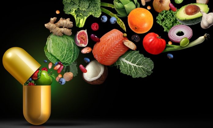 Vitamins Supplements Nutrition Vitaminler, insan vücudunun sağlıklı şekilde çalışabilmesi için ihtiyaç duyduğu temel besin öğeleri arasında yer alıyor. Bağışıklık sisteminden enerji metabolizmasına, kemik sağlığından kan hücrelerinin oluşumuna kadar pek çok biyolojik süreçte farklı vitaminlerin önemli görevleri bulunuyor. Ancak vitaminlerin vücut açısından gerekli olması, her vitaminin her kişi tarafından takviye şeklinde kullanılması gerektiği anlamına gelmiyor. Doğru vitamin seçimi yapılırken kişinin beslenme düzeni, yaşı, yaşam tarzı ve özel ihtiyaçları dikkate alınması gerekiyor. Konulu bir haber görseli.