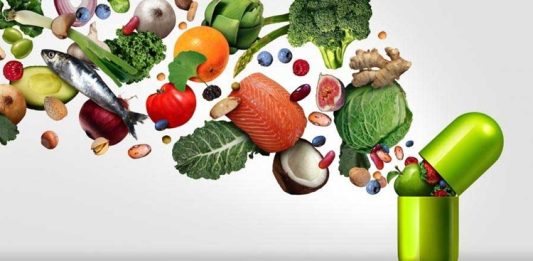 Vitamin Seçiminde Uzman Önerileri Vitamin ve mineral takviyeleri, son yıllarda sağlıklı yaşam arayışının önemli parçalarından biri haline gelirken, ürün çeşitliliğinin artması tüketicilerin seçim yapmasını da zorlaştırıyor. Eczanelerde, marketlerde ve internet üzerinden satış kanallarında farklı içeriklere sahip çok sayıda ürün bulunması, hangi vitaminin ne zaman ve hangi miktarda kullanılması gerektiği konusunda soru işaretleri oluşturabiliyor. Uzmanlar ise vitamin seçiminde yalnızca ürünün popülerliğine veya yüksek doz içermesine bakılmaması gerektiğine dikkat çekiyor. Konulu bir haber görseli.