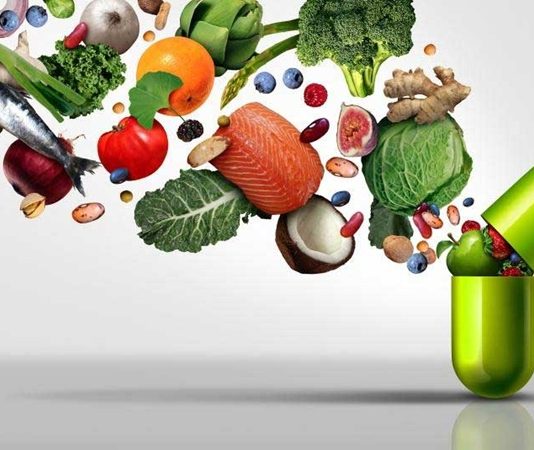 Vitamin ve mineral takviyeleri, son yıllarda sağlıklı yaşam arayışının önemli parçalarından biri haline gelirken, ürün çeşitliliğinin artması tüketicilerin seçim yapmasını da zorlaştırıyor. Eczanelerde, marketlerde ve internet üzerinden satış kanallarında farklı içeriklere sahip çok sayıda ürün bulunması, hangi vitaminin ne zaman ve hangi miktarda kullanılması gerektiği konusunda soru işaretleri oluşturabiliyor. Uzmanlar ise vitamin seçiminde yalnızca ürünün popülerliğine veya yüksek doz içermesine bakılmaması gerektiğine dikkat çekiyor. Konulu bir haber görseli.