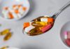 Vitamin Sektöründe Dijital Dönüşüm Vitamin sektöründe teknolojik gelişmelerin etkisi her geçen gün daha fazla hissedilirken, üretimden kalite kontrole, ürün takibinden tüketici iletişimine kadar pek çok alanda dijital sistemlerin kullanımı yaygınlaşıyor. Geleneksel yöntemlerin yanında veri analizi, otomasyon, yapay zekâ ve dijital takip sistemlerinin devreye alınması, sektörün çalışma biçiminde önemli değişiklikler oluşturuyor. Bu dönüşüm, yalnızca üretim tesislerinde değil, ürünlerin tedarik zincirindeki hareketinden satış sonrası süreçlere kadar geniş bir alana yayılıyor. Konulu bir haber görseli.