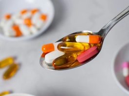Vitamin Sektöründe Dijital Dönüşüm Vitamin sektöründe teknolojik gelişmelerin etkisi her geçen gün daha fazla hissedilirken, üretimden kalite kontrole, ürün takibinden tüketici iletişimine kadar pek çok alanda dijital sistemlerin kullanımı yaygınlaşıyor. Geleneksel yöntemlerin yanında veri analizi, otomasyon, yapay zekâ ve dijital takip sistemlerinin devreye alınması, sektörün çalışma biçiminde önemli değişiklikler oluşturuyor. Bu dönüşüm, yalnızca üretim tesislerinde değil, ürünlerin tedarik zincirindeki hareketinden satış sonrası süreçlere kadar geniş bir alana yayılıyor. Konulu bir haber görseli.