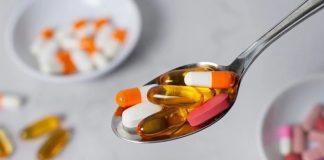 Vitamin sektöründe teknolojik gelişmelerin etkisi her geçen gün daha fazla hissedilirken, üretimden kalite kontrole, ürün takibinden tüketici iletişimine kadar pek çok alanda dijital sistemlerin kullanımı yaygınlaşıyor. Geleneksel yöntemlerin yanında veri analizi, otomasyon, yapay zekâ ve dijital takip sistemlerinin devreye alınması, sektörün çalışma biçiminde önemli değişiklikler oluşturuyor. Bu dönüşüm, yalnızca üretim tesislerinde değil, ürünlerin tedarik zincirindeki hareketinden satış sonrası süreçlere kadar geniş bir alana yayılıyor. Konulu bir haber görseli.