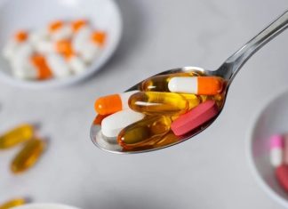 Vitamin Sektöründe Dijital Dönüşüm Vitamin sektöründe teknolojik gelişmelerin etkisi her geçen gün daha fazla hissedilirken, üretimden kalite kontrole, ürün takibinden tüketici iletişimine kadar pek çok alanda dijital sistemlerin kullanımı yaygınlaşıyor. Geleneksel yöntemlerin yanında veri analizi, otomasyon, yapay zekâ ve dijital takip sistemlerinin devreye alınması, sektörün çalışma biçiminde önemli değişiklikler oluşturuyor. Bu dönüşüm, yalnızca üretim tesislerinde değil, ürünlerin tedarik zincirindeki hareketinden satış sonrası süreçlere kadar geniş bir alana yayılıyor. Konulu bir haber görseli.