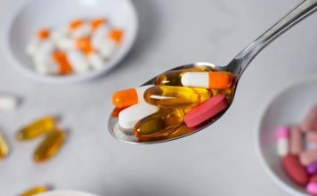 Vitamin sektöründe teknolojik gelişmelerin etkisi her geçen gün daha fazla hissedilirken, üretimden kalite kontrole, ürün takibinden tüketici iletişimine kadar pek çok alanda dijital sistemlerin kullanımı yaygınlaşıyor. Geleneksel yöntemlerin yanında veri analizi, otomasyon, yapay zekâ ve dijital takip sistemlerinin devreye alınması, sektörün çalışma biçiminde önemli değişiklikler oluşturuyor. Bu dönüşüm, yalnızca üretim tesislerinde değil, ürünlerin tedarik zincirindeki hareketinden satış sonrası süreçlere kadar geniş bir alana yayılıyor. Konulu bir haber görseli.