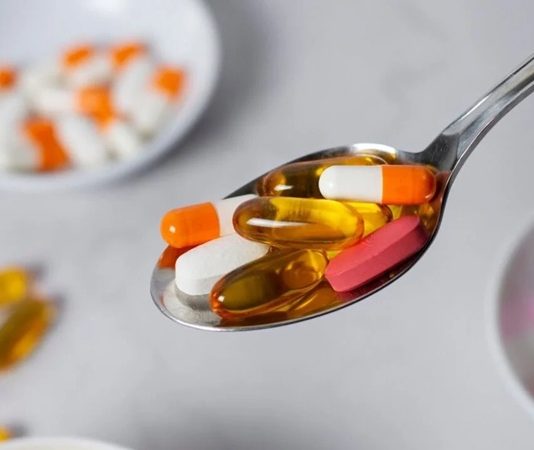 Vitamin Sektöründe Dijital Dönüşüm Vitamin sektöründe teknolojik gelişmelerin etkisi her geçen gün daha fazla hissedilirken, üretimden kalite kontrole, ürün takibinden tüketici iletişimine kadar pek çok alanda dijital sistemlerin kullanımı yaygınlaşıyor. Geleneksel yöntemlerin yanında veri analizi, otomasyon, yapay zekâ ve dijital takip sistemlerinin devreye alınması, sektörün çalışma biçiminde önemli değişiklikler oluşturuyor. Bu dönüşüm, yalnızca üretim tesislerinde değil, ürünlerin tedarik zincirindeki hareketinden satış sonrası süreçlere kadar geniş bir alana yayılıyor. Konulu bir haber görseli.
