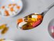 Vitamin Sektöründe Dijital Dönüşüm Vitamin sektöründe teknolojik gelişmelerin etkisi her geçen gün daha fazla hissedilirken, üretimden kalite kontrole, ürün takibinden tüketici iletişimine kadar pek çok alanda dijital sistemlerin kullanımı yaygınlaşıyor. Geleneksel yöntemlerin yanında veri analizi, otomasyon, yapay zekâ ve dijital takip sistemlerinin devreye alınması, sektörün çalışma biçiminde önemli değişiklikler oluşturuyor. Bu dönüşüm, yalnızca üretim tesislerinde değil, ürünlerin tedarik zincirindeki hareketinden satış sonrası süreçlere kadar geniş bir alana yayılıyor. Konulu bir haber görseli.