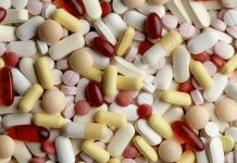 Vitamin Takip Uygulamaları Yaygınlaşıyor Dijital sağlık teknolojilerinin gelişmesiyle birlikte bireylerin günlük beslenme alışkanlıklarını ve vitamin alımını takip etmesine yardımcı olan uygulamalar daha fazla ilgi görmeye başladı. Akıllı telefonlar ve mobil sağlık platformları üzerinden çalışan bu uygulamalar, kullanıcıların günlük beslenme düzenlerini kayıt altına almasına, bazı besinlerin içeriklerini incelemesine ve vitaminlerle ilgili farkındalık kazanmasına yardımcı olmayı amaçlıyor. Konulu bir haber görseli.