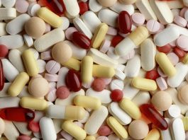 Vitamin Takip Uygulamaları Yaygınlaşıyor Dijital sağlık teknolojilerinin gelişmesiyle birlikte bireylerin günlük beslenme alışkanlıklarını ve vitamin alımını takip etmesine yardımcı olan uygulamalar daha fazla ilgi görmeye başladı. Akıllı telefonlar ve mobil sağlık platformları üzerinden çalışan bu uygulamalar, kullanıcıların günlük beslenme düzenlerini kayıt altına almasına, bazı besinlerin içeriklerini incelemesine ve vitaminlerle ilgili farkındalık kazanmasına yardımcı olmayı amaçlıyor. Konulu bir haber görseli.