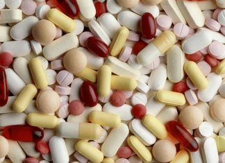 Vitamin Takip Uygulamaları Yaygınlaşıyor Dijital sağlık teknolojilerinin gelişmesiyle birlikte bireylerin günlük beslenme alışkanlıklarını ve vitamin alımını takip etmesine yardımcı olan uygulamalar daha fazla ilgi görmeye başladı. Akıllı telefonlar ve mobil sağlık platformları üzerinden çalışan bu uygulamalar, kullanıcıların günlük beslenme düzenlerini kayıt altına almasına, bazı besinlerin içeriklerini incelemesine ve vitaminlerle ilgili farkındalık kazanmasına yardımcı olmayı amaçlıyor. Konulu bir haber görseli.