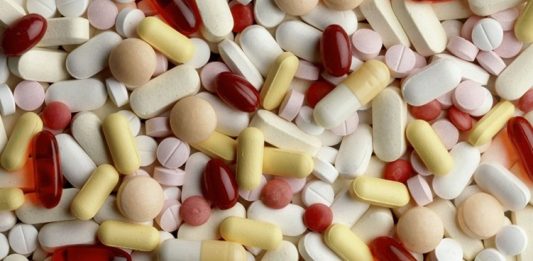 Vitamin Takip Uygulamaları Yaygınlaşıyor Dijital sağlık teknolojilerinin gelişmesiyle birlikte bireylerin günlük beslenme alışkanlıklarını ve vitamin alımını takip etmesine yardımcı olan uygulamalar daha fazla ilgi görmeye başladı. Akıllı telefonlar ve mobil sağlık platformları üzerinden çalışan bu uygulamalar, kullanıcıların günlük beslenme düzenlerini kayıt altına almasına, bazı besinlerin içeriklerini incelemesine ve vitaminlerle ilgili farkındalık kazanmasına yardımcı olmayı amaçlıyor. Konulu bir haber görseli.