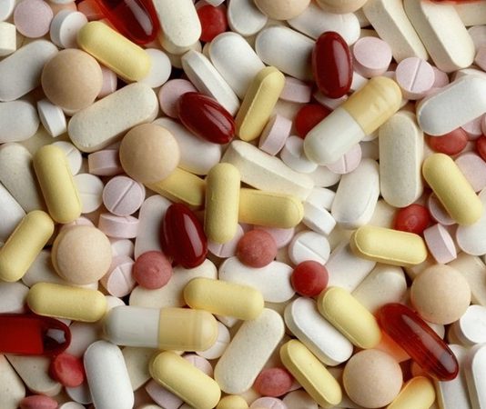 Vitamin Takip Uygulamaları Yaygınlaşıyor Dijital sağlık teknolojilerinin gelişmesiyle birlikte bireylerin günlük beslenme alışkanlıklarını ve vitamin alımını takip etmesine yardımcı olan uygulamalar daha fazla ilgi görmeye başladı. Akıllı telefonlar ve mobil sağlık platformları üzerinden çalışan bu uygulamalar, kullanıcıların günlük beslenme düzenlerini kayıt altına almasına, bazı besinlerin içeriklerini incelemesine ve vitaminlerle ilgili farkındalık kazanmasına yardımcı olmayı amaçlıyor. Konulu bir haber görseli.