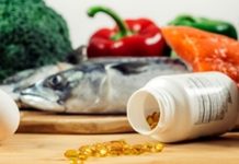 Vitamin Takviyeleri Bağışıklığı Destekliyor mu? Bağışıklık sistemi, vücudun hastalık yapıcı mikroorganizmalara karşı savunmasında önemli bir rol üstleniyor. Bu nedenle özellikle mevsim geçişlerinde, kış aylarında ve yoğun yaşam temposunun sürdüğü dönemlerde bağışıklığı desteklemek amacıyla vitamin takviyelerine olan ilgi artıyor. Ancak vitaminlerin bağışıklık sistemi üzerindeki etkisi, kullanılan vitaminin türüne, kişinin beslenme durumuna ve mevcut bir eksikliğin bulunup bulunmadığına göre değişebiliyor. Konulu bir haber görseli.