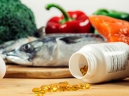 Vitamin Takviyeleri Bağışıklığı Destekliyor mu? Bağışıklık sistemi, vücudun hastalık yapıcı mikroorganizmalara karşı savunmasında önemli bir rol üstleniyor. Bu nedenle özellikle mevsim geçişlerinde, kış aylarında ve yoğun yaşam temposunun sürdüğü dönemlerde bağışıklığı desteklemek amacıyla vitamin takviyelerine olan ilgi artıyor. Ancak vitaminlerin bağışıklık sistemi üzerindeki etkisi, kullanılan vitaminin türüne, kişinin beslenme durumuna ve mevcut bir eksikliğin bulunup bulunmadığına göre değişebiliyor. Konulu bir haber görseli.