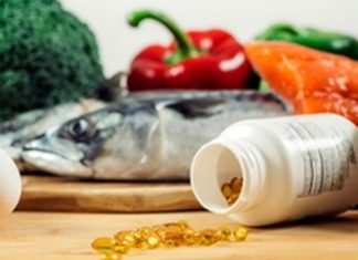 Vitamin Takviyeleri Bağışıklığı Destekliyor mu? Bağışıklık sistemi, vücudun hastalık yapıcı mikroorganizmalara karşı savunmasında önemli bir rol üstleniyor. Bu nedenle özellikle mevsim geçişlerinde, kış aylarında ve yoğun yaşam temposunun sürdüğü dönemlerde bağışıklığı desteklemek amacıyla vitamin takviyelerine olan ilgi artıyor. Ancak vitaminlerin bağışıklık sistemi üzerindeki etkisi, kullanılan vitaminin türüne, kişinin beslenme durumuna ve mevcut bir eksikliğin bulunup bulunmadığına göre değişebiliyor. Konulu bir haber görseli.