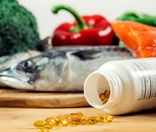 Vitamin Takviyeleri Bağışıklığı Destekliyor mu? Bağışıklık sistemi, vücudun hastalık yapıcı mikroorganizmalara karşı savunmasında önemli bir rol üstleniyor. Bu nedenle özellikle mevsim geçişlerinde, kış aylarında ve yoğun yaşam temposunun sürdüğü dönemlerde bağışıklığı desteklemek amacıyla vitamin takviyelerine olan ilgi artıyor. Ancak vitaminlerin bağışıklık sistemi üzerindeki etkisi, kullanılan vitaminin türüne, kişinin beslenme durumuna ve mevcut bir eksikliğin bulunup bulunmadığına göre değişebiliyor. Konulu bir haber görseli.