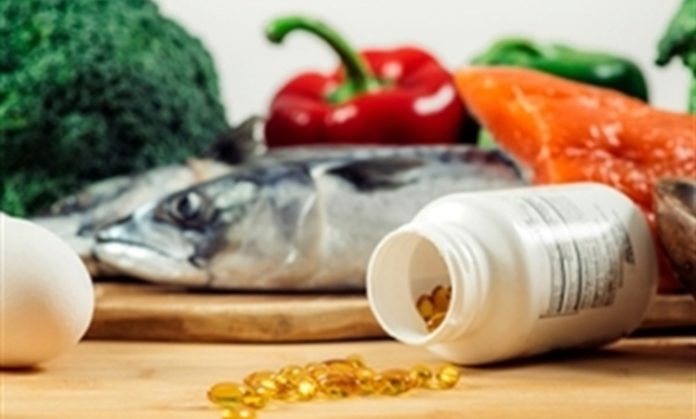 Vitamin Takviyeleri Bağışıklığı Destekliyor mu Bağışıklık sistemi, vücudun hastalık yapıcı mikroorganizmalara karşı savunmasında önemli bir rol üstleniyor. Bu nedenle özellikle mevsim geçişlerinde, kış aylarında ve yoğun yaşam temposunun sürdüğü dönemlerde bağışıklığı desteklemek amacıyla vitamin takviyelerine olan ilgi artıyor. Ancak vitaminlerin bağışıklık sistemi üzerindeki etkisi, kullanılan vitaminin türüne, kişinin beslenme durumuna ve mevcut bir eksikliğin bulunup bulunmadığına göre değişebiliyor. Konulu bir haber görseli.