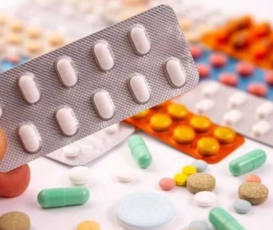 Vitamin Takviyelerinde Akıllı Formülasyonlar Gıda ve sağlık teknolojilerinde yaşanan gelişmeler, vitamin takviyelerinin hazırlanma biçimlerinde de yeni yaklaşımların ortaya çıkmasını sağlıyor. Araştırmacılar, vitaminlerin vücutta kullanımını, ürünlerin dayanıklılığını ve farklı bileşenlerle uyumunu daha ayrıntılı şekilde inceleyerek yeni formülasyonlar geliştirmeye odaklanıyor. Bu çalışmalar, özellikle Vitamin Takviyeleri alanında daha kontrollü ve ihtiyaca yönelik ürünlerin araştırılmasına katkı sağlıyor. Konulu bir haber görseli.