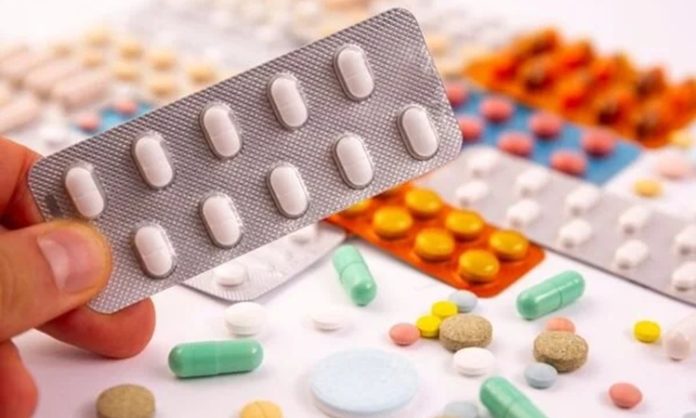 Gıda ve sağlık teknolojilerinde yaşanan gelişmeler, vitamin takviyelerinin hazırlanma biçimlerinde de yeni yaklaşımların ortaya çıkmasını sağlıyor. Araştırmacılar, vitaminlerin vücutta kullanımını, ürünlerin dayanıklılığını ve farklı bileşenlerle uyumunu daha ayrıntılı şekilde inceleyerek yeni formülasyonlar geliştirmeye odaklanıyor. Bu çalışmalar, özellikle Vitamin Takviyeleri alanında daha kontrollü ve ihtiyaca yönelik ürünlerin araştırılmasına katkı sağlıyor. Konulu bir haber görseli.