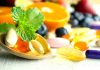 Vitamin Takviyelerinde Doğru Kullanım Rehberi Günlük beslenme düzeninin yetersiz kaldığı bazı durumlarda vitamin takviyeleri, vücudun ihtiyaç duyduğu besin öğelerinin karşılanmasına yardımcı olabiliyor. Ancak vitamin ve mineral ürünlerinin bilinçsiz, gereğinden fazla veya yanlış zamanda kullanılması her zaman beklenen faydayı sağlamayabiliyor. Uzman kuruluşlar, takviye kullanımında öncelikle kişinin beslenme düzeninin, yaşının, özel ihtiyaçlarının ve varsa sağlık durumunun değerlendirilmesi gerektiğine dikkat çekiyor. Konulu bir haber görseli.