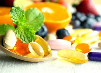Vitamin Takviyelerinde Doğru Kullanım Rehberi Günlük beslenme düzeninin yetersiz kaldığı bazı durumlarda vitamin takviyeleri, vücudun ihtiyaç duyduğu besin öğelerinin karşılanmasına yardımcı olabiliyor. Ancak vitamin ve mineral ürünlerinin bilinçsiz, gereğinden fazla veya yanlış zamanda kullanılması her zaman beklenen faydayı sağlamayabiliyor. Uzman kuruluşlar, takviye kullanımında öncelikle kişinin beslenme düzeninin, yaşının, özel ihtiyaçlarının ve varsa sağlık durumunun değerlendirilmesi gerektiğine dikkat çekiyor. Konulu bir haber görseli.