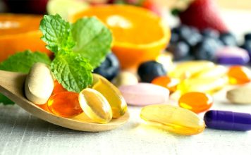 Günlük beslenme düzeninin yetersiz kaldığı bazı durumlarda vitamin takviyeleri, vücudun ihtiyaç duyduğu besin öğelerinin karşılanmasına yardımcı olabiliyor. Ancak vitamin ve mineral ürünlerinin bilinçsiz, gereğinden fazla veya yanlış zamanda kullanılması her zaman beklenen faydayı sağlamayabiliyor. Uzman kuruluşlar, takviye kullanımında öncelikle kişinin beslenme düzeninin, yaşının, özel ihtiyaçlarının ve varsa sağlık durumunun değerlendirilmesi gerektiğine dikkat çekiyor. Konulu bir haber görseli.