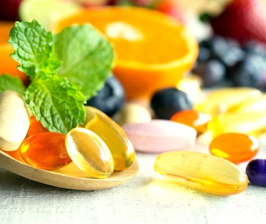 Günlük beslenme düzeninin yetersiz kaldığı bazı durumlarda vitamin takviyeleri, vücudun ihtiyaç duyduğu besin öğelerinin karşılanmasına yardımcı olabiliyor. Ancak vitamin ve mineral ürünlerinin bilinçsiz, gereğinden fazla veya yanlış zamanda kullanılması her zaman beklenen faydayı sağlamayabiliyor. Uzman kuruluşlar, takviye kullanımında öncelikle kişinin beslenme düzeninin, yaşının, özel ihtiyaçlarının ve varsa sağlık durumunun değerlendirilmesi gerektiğine dikkat çekiyor. Konulu bir haber görseli.