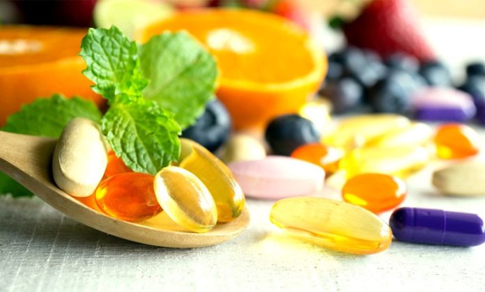 Vitamin Takviyelerinde Doğru Kullanım Rehberi Günlük beslenme düzeninin yetersiz kaldığı bazı durumlarda vitamin takviyeleri, vücudun ihtiyaç duyduğu besin öğelerinin karşılanmasına yardımcı olabiliyor. Ancak vitamin ve mineral ürünlerinin bilinçsiz, gereğinden fazla veya yanlış zamanda kullanılması her zaman beklenen faydayı sağlamayabiliyor. Uzman kuruluşlar, takviye kullanımında öncelikle kişinin beslenme düzeninin, yaşının, özel ihtiyaçlarının ve varsa sağlık durumunun değerlendirilmesi gerektiğine dikkat çekiyor. Konulu bir haber görseli.