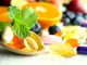 Vitamin Takviyelerinde Doğru Kullanım Rehberi Günlük beslenme düzeninin yetersiz kaldığı bazı durumlarda vitamin takviyeleri, vücudun ihtiyaç duyduğu besin öğelerinin karşılanmasına yardımcı olabiliyor. Ancak vitamin ve mineral ürünlerinin bilinçsiz, gereğinden fazla veya yanlış zamanda kullanılması her zaman beklenen faydayı sağlamayabiliyor. Uzman kuruluşlar, takviye kullanımında öncelikle kişinin beslenme düzeninin, yaşının, özel ihtiyaçlarının ve varsa sağlık durumunun değerlendirilmesi gerektiğine dikkat çekiyor. Konulu bir haber görseli.