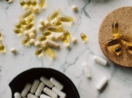 Vitamin Takviyelerinde Yanlış Bilinenler Vitamin takviyeleri, son yıllarda sağlıklı yaşam ve beslenme gündeminin sık konuşulan başlıkları arasında yer alıyor. Eczanelerde, marketlerde ve çeşitli satış kanallarında çok sayıda ürünün bulunması, vitamin kullanımını günlük yaşamın daha görünür bir parçası haline getiriyor. Ancak ürün çeşitliliğinin artmasıyla birlikte vitaminler hakkında doğru olmayan veya eksik bilgiler de yayılabiliyor. Konulu bir haber görseli.