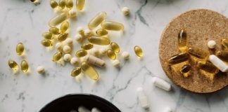 Vitamin takviyeleri, son yıllarda sağlıklı yaşam ve beslenme gündeminin sık konuşulan başlıkları arasında yer alıyor. Eczanelerde, marketlerde ve çeşitli satış kanallarında çok sayıda ürünün bulunması, vitamin kullanımını günlük yaşamın daha görünür bir parçası haline getiriyor. Ancak ürün çeşitliliğinin artmasıyla birlikte vitaminler hakkında doğru olmayan veya eksik bilgiler de yayılabiliyor. Konulu bir haber görseli.