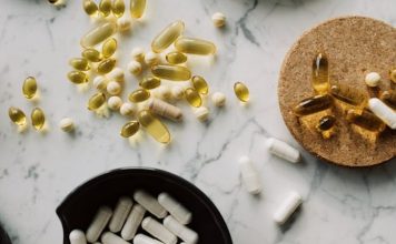 Vitamin Takviyelerinde Yanlış Bilinenler Vitamin takviyeleri, son yıllarda sağlıklı yaşam ve beslenme gündeminin sık konuşulan başlıkları arasında yer alıyor. Eczanelerde, marketlerde ve çeşitli satış kanallarında çok sayıda ürünün bulunması, vitamin kullanımını günlük yaşamın daha görünür bir parçası haline getiriyor. Ancak ürün çeşitliliğinin artmasıyla birlikte vitaminler hakkında doğru olmayan veya eksik bilgiler de yayılabiliyor. Konulu bir haber görseli.