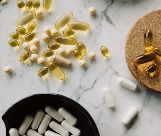 Vitamin takviyeleri, son yıllarda sağlıklı yaşam ve beslenme gündeminin sık konuşulan başlıkları arasında yer alıyor. Eczanelerde, marketlerde ve çeşitli satış kanallarında çok sayıda ürünün bulunması, vitamin kullanımını günlük yaşamın daha görünür bir parçası haline getiriyor. Ancak ürün çeşitliliğinin artmasıyla birlikte vitaminler hakkında doğru olmayan veya eksik bilgiler de yayılabiliyor. Konulu bir haber görseli.