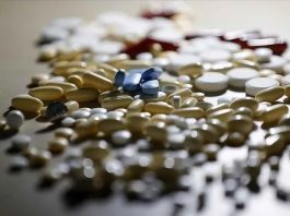 Vitamin Teknolojilerinde Patent Yarışı Vitamin sektöründe bilimsel çalışmaların ve teknolojik yatırımların hız kazanması, yeni ürün ve üretim yöntemleri geliştirme yarışını da beraberinde getiriyor. Araştırma kuruluşları ve teknoloji şirketleri, vitaminlerin üretiminden emilimine kadar farklı aşamalarda kullanılabilecek yeni yöntemler üzerinde çalışmalarını sürdürüyor. Bu süreçte geliştirilen yeniliklerin fikri mülkiyet haklarıyla korunması, sektördeki rekabetin önemli başlıklarından biri haline geliyor. Konulu bir haber görseli.