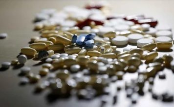 Vitamin Teknolojilerinde Patent Yarışı Vitamin sektöründe bilimsel çalışmaların ve teknolojik yatırımların hız kazanması, yeni ürün ve üretim yöntemleri geliştirme yarışını da beraberinde getiriyor. Araştırma kuruluşları ve teknoloji şirketleri, vitaminlerin üretiminden emilimine kadar farklı aşamalarda kullanılabilecek yeni yöntemler üzerinde çalışmalarını sürdürüyor. Bu süreçte geliştirilen yeniliklerin fikri mülkiyet haklarıyla korunması, sektördeki rekabetin önemli başlıklarından biri haline geliyor. Konulu bir haber görseli.