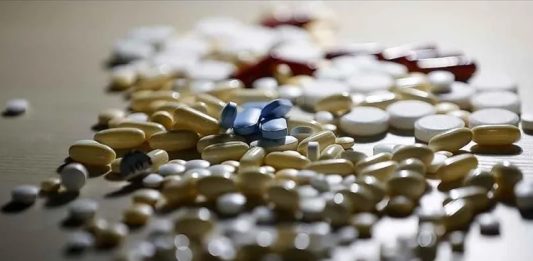 Vitamin Teknolojilerinde Patent Yarışı Vitamin sektöründe bilimsel çalışmaların ve teknolojik yatırımların hız kazanması, yeni ürün ve üretim yöntemleri geliştirme yarışını da beraberinde getiriyor. Araştırma kuruluşları ve teknoloji şirketleri, vitaminlerin üretiminden emilimine kadar farklı aşamalarda kullanılabilecek yeni yöntemler üzerinde çalışmalarını sürdürüyor. Bu süreçte geliştirilen yeniliklerin fikri mülkiyet haklarıyla korunması, sektördeki rekabetin önemli başlıklarından biri haline geliyor. Konulu bir haber görseli.