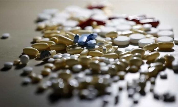 Vitamin Teknolojilerinde Patent Yarışı Vitamin sektöründe bilimsel çalışmaların ve teknolojik yatırımların hız kazanması, yeni ürün ve üretim yöntemleri geliştirme yarışını da beraberinde getiriyor. Araştırma kuruluşları ve teknoloji şirketleri, vitaminlerin üretiminden emilimine kadar farklı aşamalarda kullanılabilecek yeni yöntemler üzerinde çalışmalarını sürdürüyor. Bu süreçte geliştirilen yeniliklerin fikri mülkiyet haklarıyla korunması, sektördeki rekabetin önemli başlıklarından biri haline geliyor. Konulu bir haber görseli.